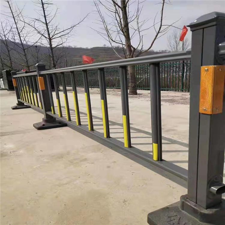 道路护栏 防撞防护市政隔离道路护栏厂 热镀锌城市交通分流道路护栏定制