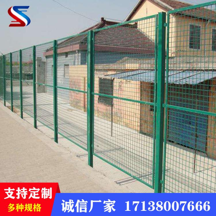乐山市双边丝护栏网供应圈地养殖双边丝护栏网果园鱼塘高速公路隔离围栏