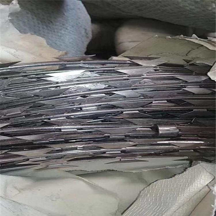 厂家供应 刀片刺丝滚笼防护网铁丝刺绳 可定制飞腾刀片刺绳