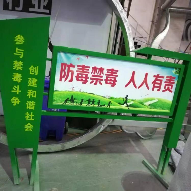 专注广告标识标牌17年           成都宣传栏制作厂家