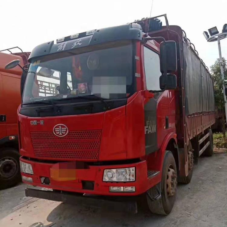 2年多点的解放J6前四后四高栏载货车