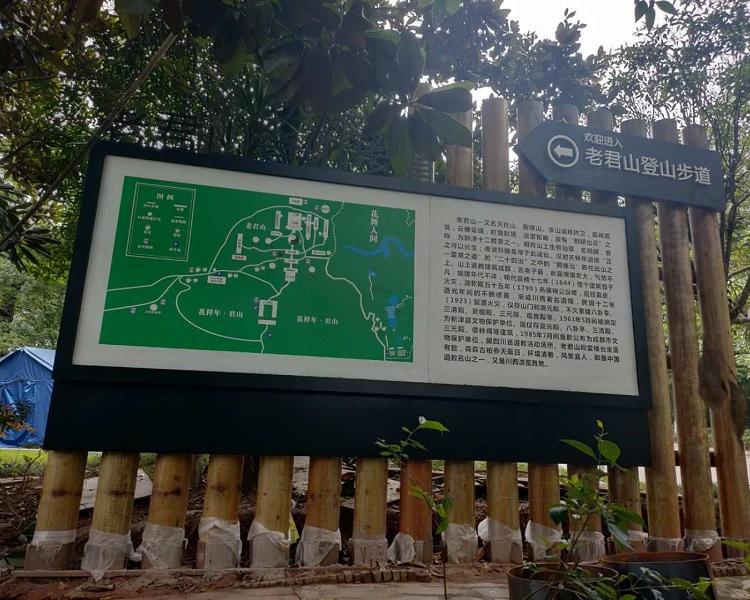 专注广告标识17年                                    四川公园宣传栏制作厂
