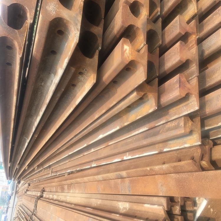 铁轨 主要用于铁路上 与转辙器合作 铁轨 令火车无需转向便能行走