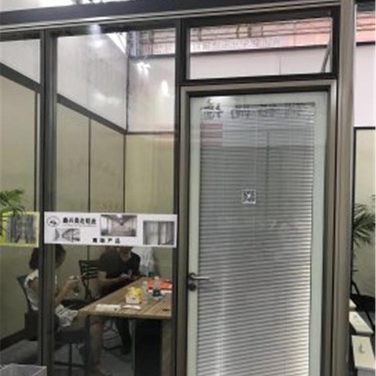 西安办公玻璃隔断供应商 优台单双玻璃隔断风格多样化 玻璃隔断用途