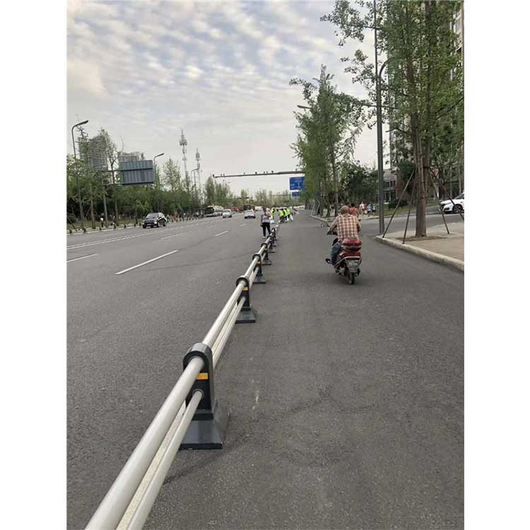 成都新式道路护栏_成都锌钢道路中间护栏_新式道路护栏