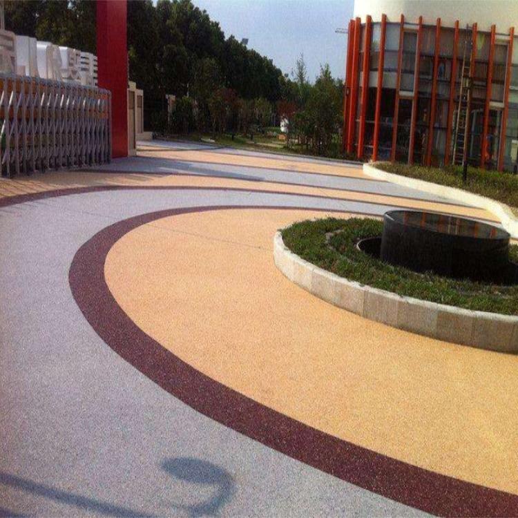 透水地坪哪家好河北虹彩透水混凝土增强剂怎么撒播