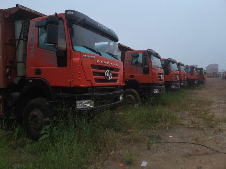 精品无户 上汽 红岩金刚 自卸车 后八轮 5米6货箱 便宜卖了