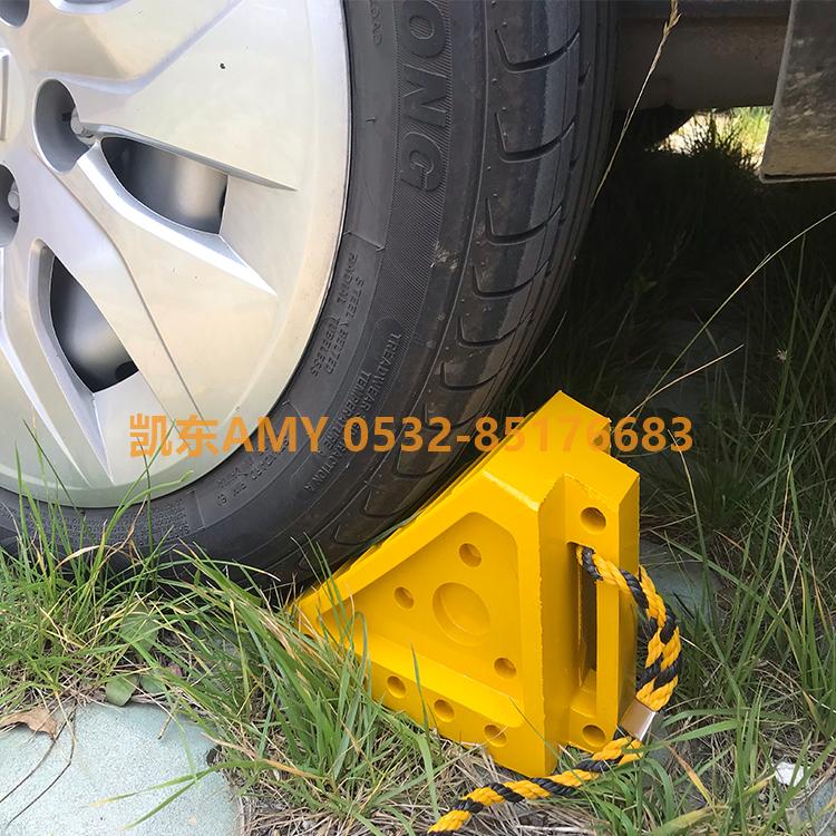 车用定位橡胶挡车器 青岛凯东停车车楔 防溜车三角木车垫块  橡胶止轮器
