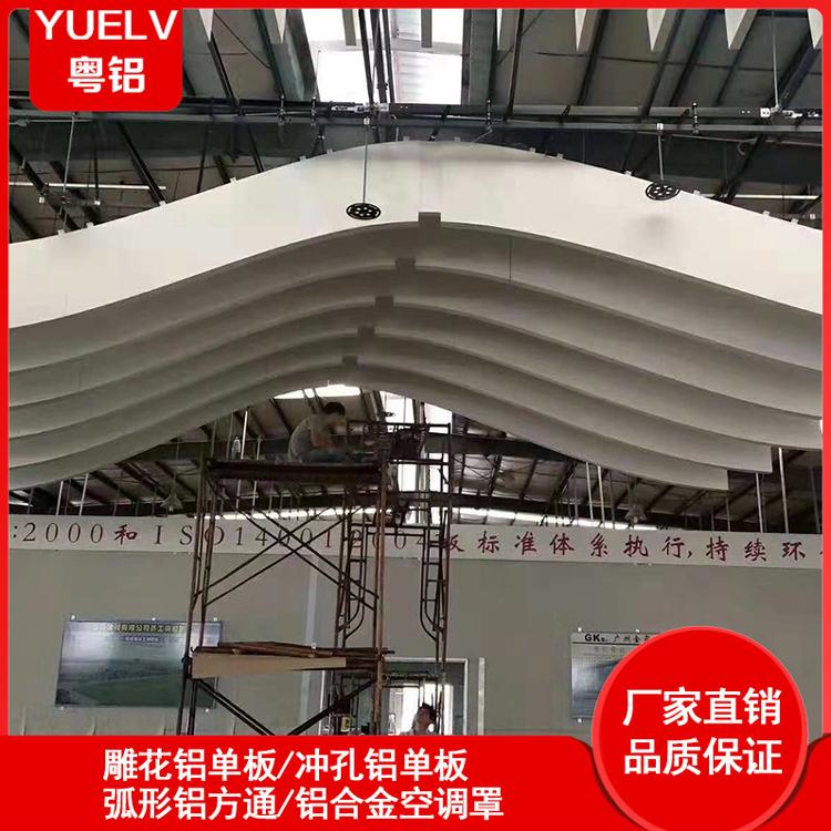 吊顶弧形铝方通-商场吊顶装饰铝方通-木纹异形方通定制厂家