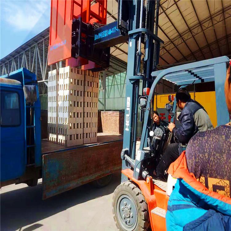 四轮叉车抱砖机 叉车抱砖机供应商 效率高 值得信赖