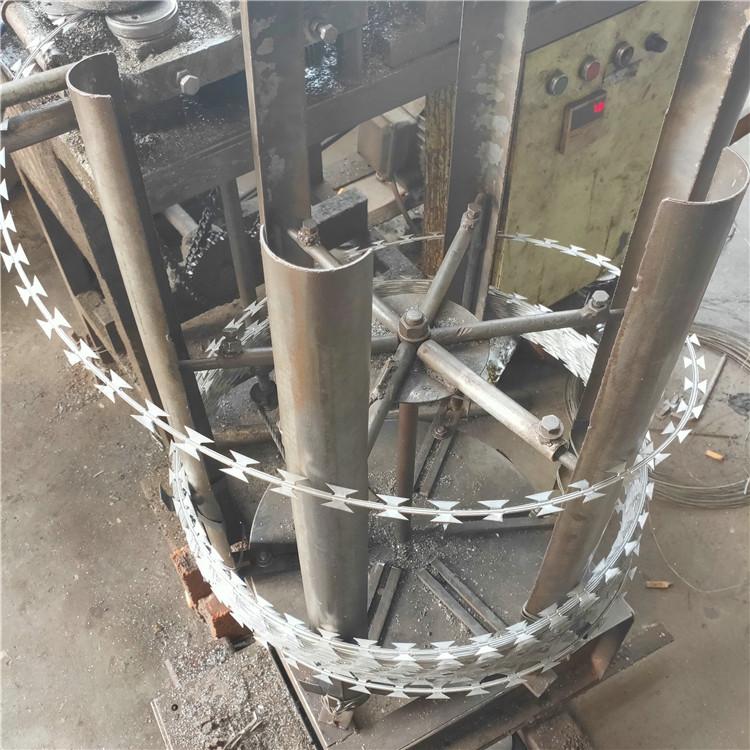 飞腾丝网 监狱防护热镀锌刺绳 刺铁丝刺绳 价格合理