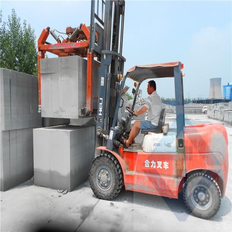 叉车式空翻抱砖机报价 加气块夹砖机 经久耐用 货源充足