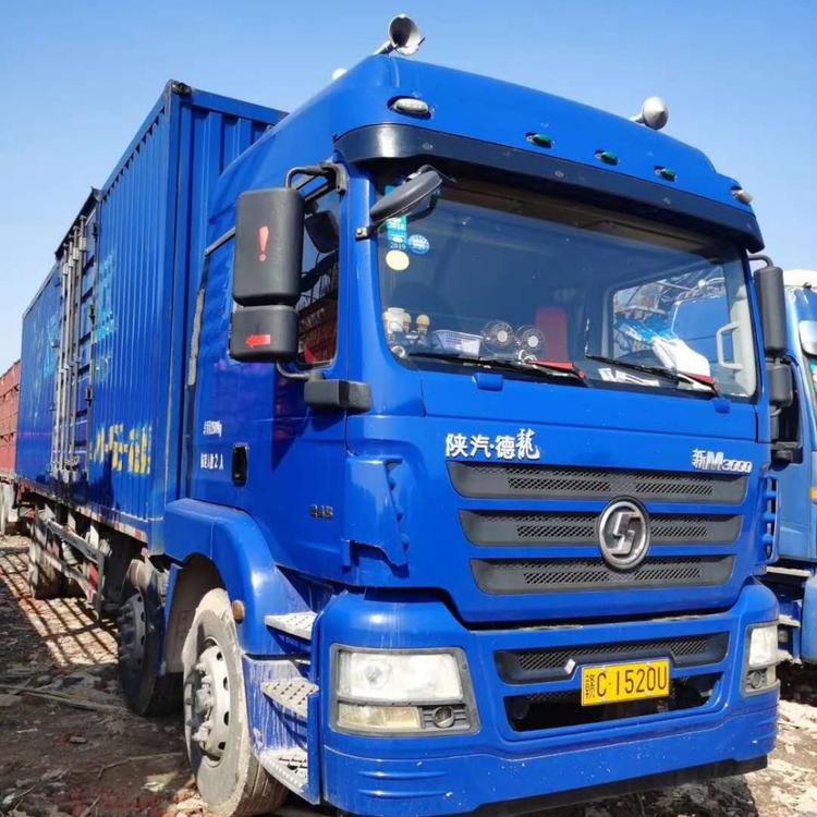 陕汽德龙M3000前四后四厢式货车  9.6米厢长  
