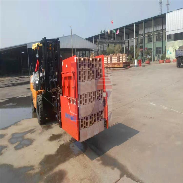 叉车式抱砖机 随车式抱砖机 定做新型抱砖夹 品质可靠 省力省立