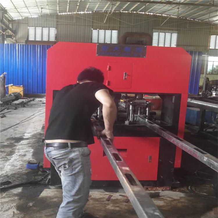 青海海北爬架立杆数控冲孔载断机 爬架数控开孔机厂家+咨询热线宏大机械