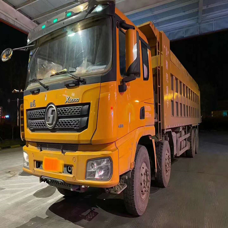 2年德龙X3000前四后八自卸车 8.6米厢