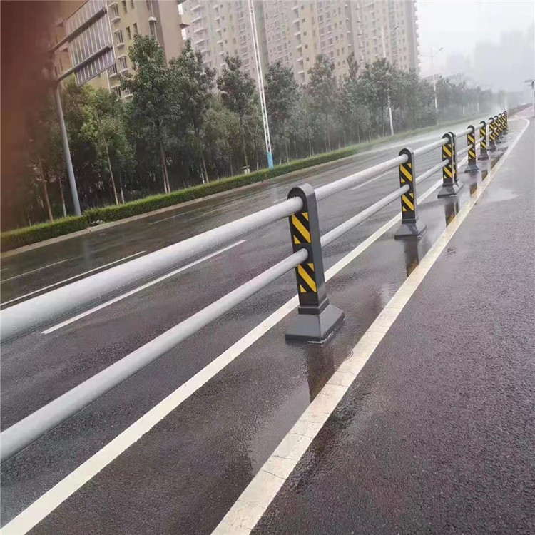 厂家现货京式护栏 马路u型工程热镀锌隔离围栏 交通道路防撞m型栅栏