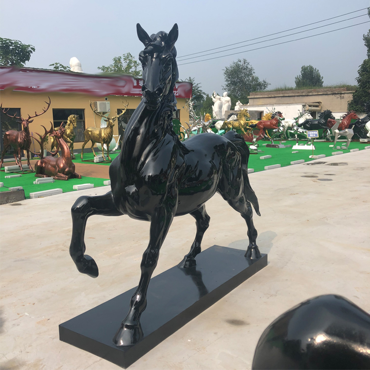 玻璃钢仿真骏马雕塑  黑马雕塑 八骏马雕塑品门口摆件