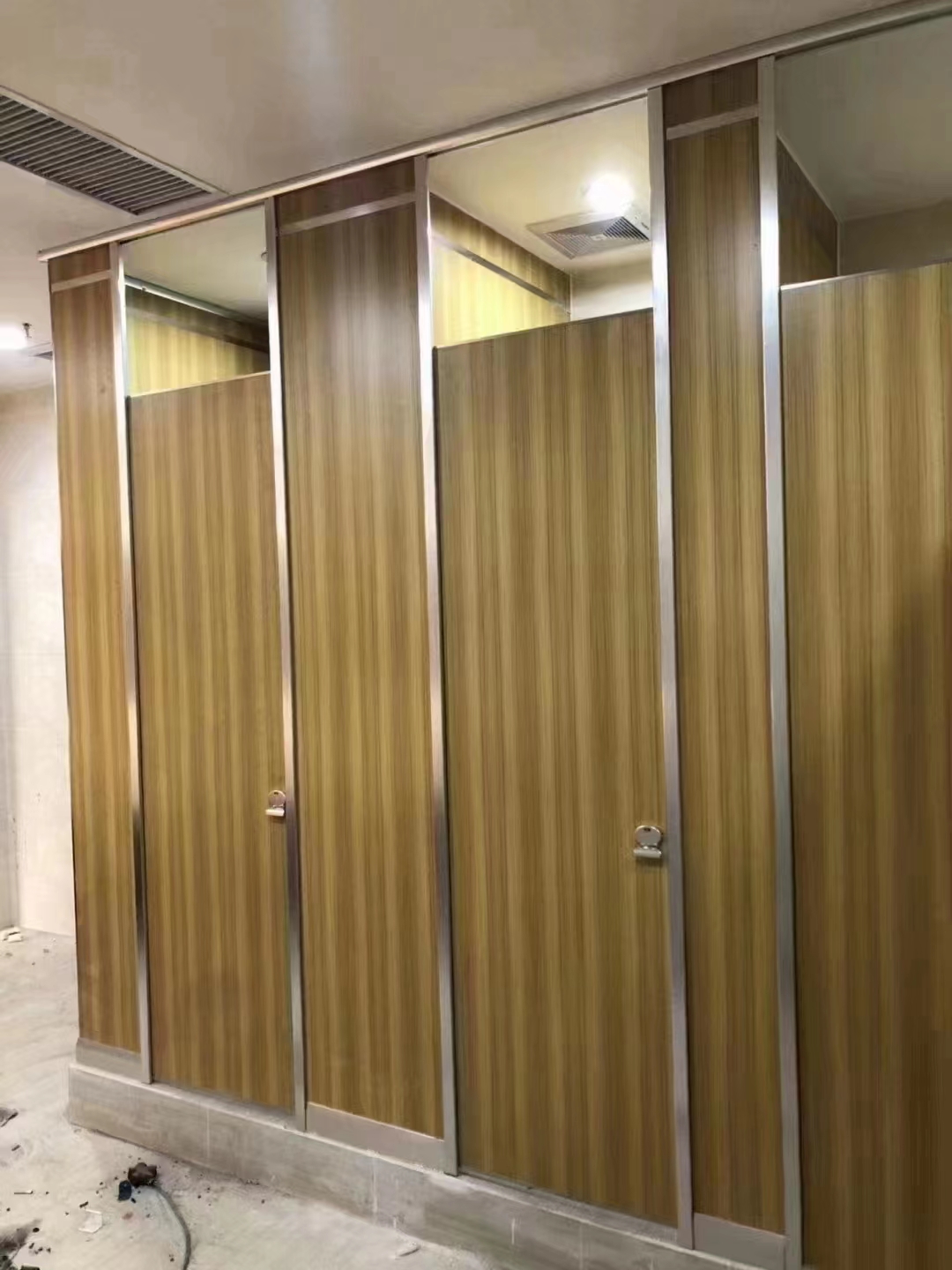 洛阳伊川县卫生间隔断厂 安装公共厕所隔断 抗倍特板