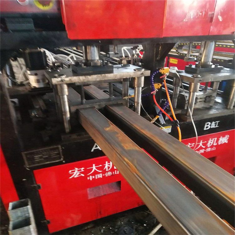 河北邯郸爬架方管自动冲管机 爬架自动冲床厂家+咨询热线宏大机械
