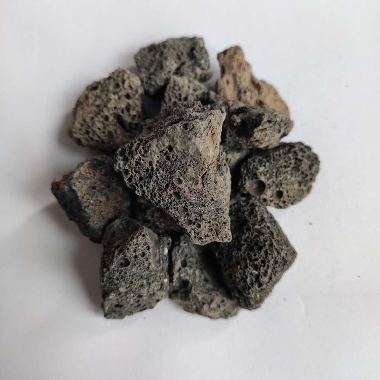 火山岩3-5公分固体现货供应 黑色颗粒火山岩过滤污水净化用途