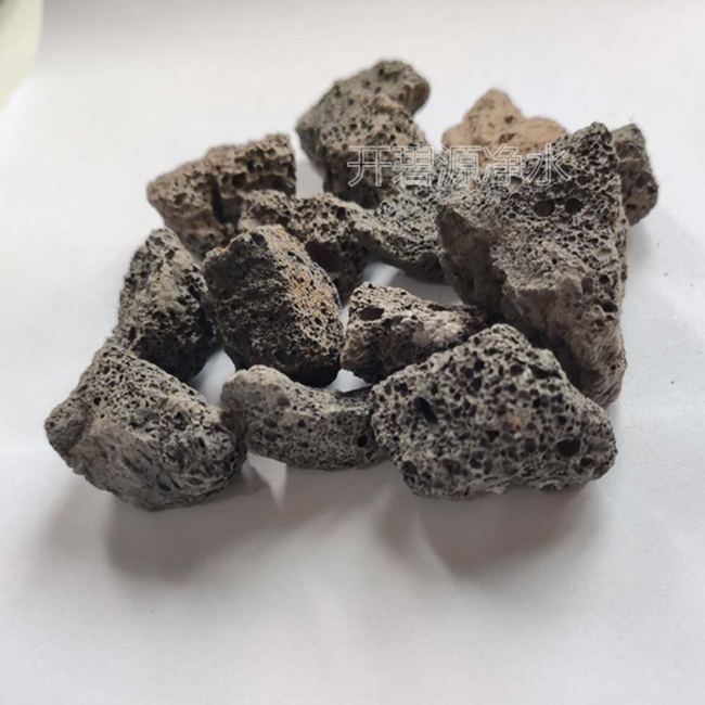 3-5mm火山岩颗粒滤料现货供应 生物滤池内置黑色颗粒火山岩价格