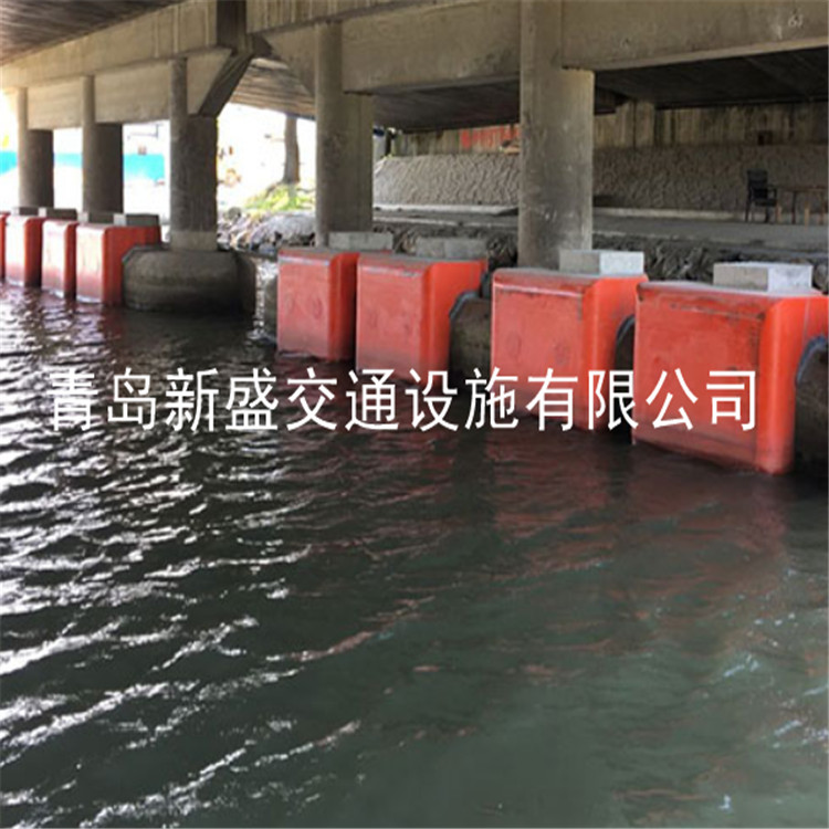 青岛新盛立交桥桥墩防撞保护块 路墩防撞围栏