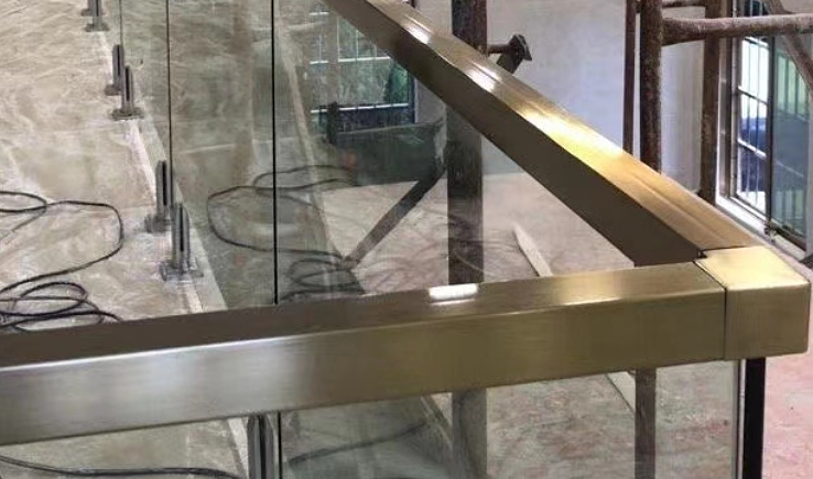   304不锈钢玻璃卡槽楼梯阳台别墅免焊接护栏简约栏杆扶手U型槽踢脚线