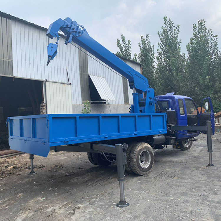 现货6吨伸缩臂钢制履带随车吊 小型三轮运输随车  五征农用三轮随车吊