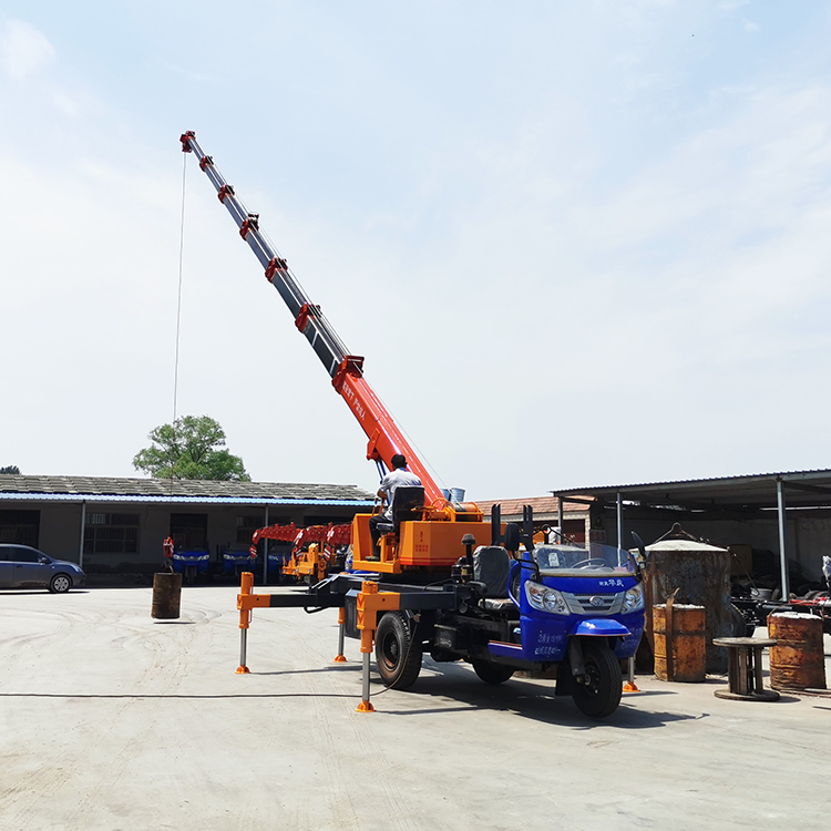 1吨2吨三马子吊车  多功能建筑工地用车吊  液压三轮平板吊车久胜机械