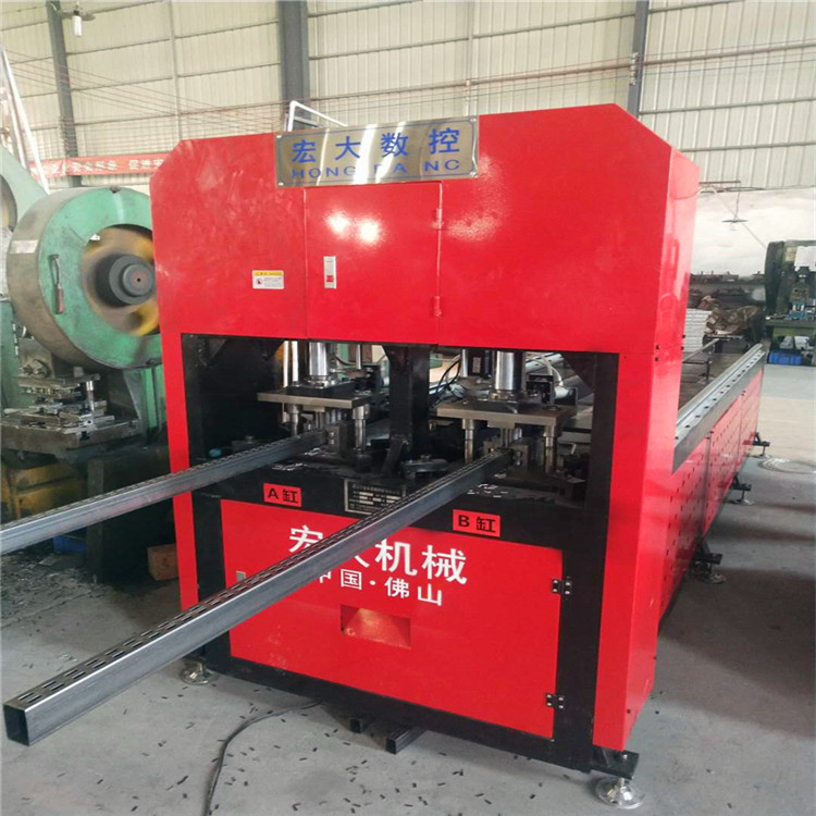 山西吕梁栏杆自动冲管机 方管货架数控冲床厂家更专注宏大机械