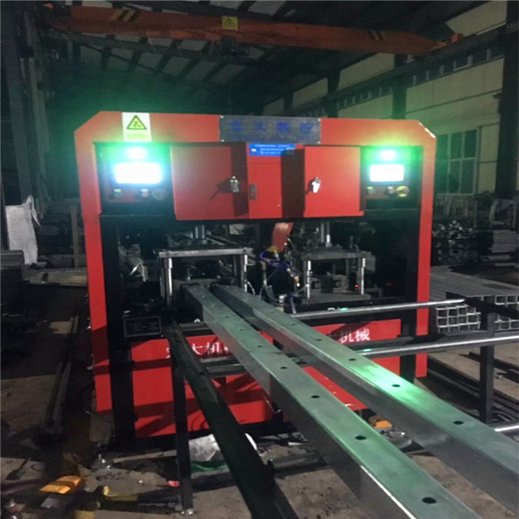 山西吕梁栏杆自动冲管机 方管货架数控冲床厂家更专注宏大机械