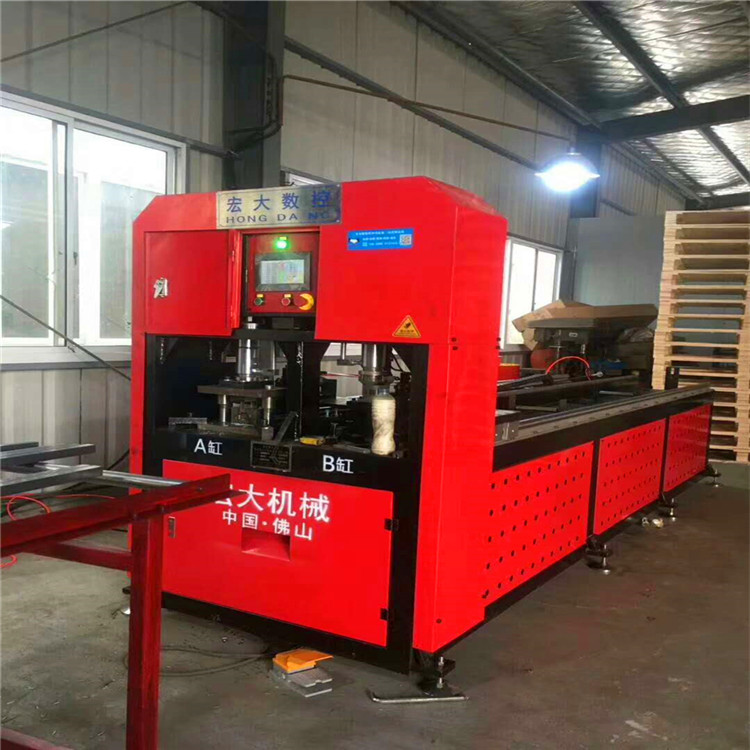 山西吕梁栏杆自动冲管机 方管货架数控冲床厂家更专注宏大机械