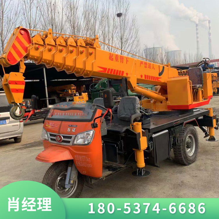 小型农用三轮吊车 订制3吨5吨三轮改装吊车 工地用吊装钢筋三蹦子吊车