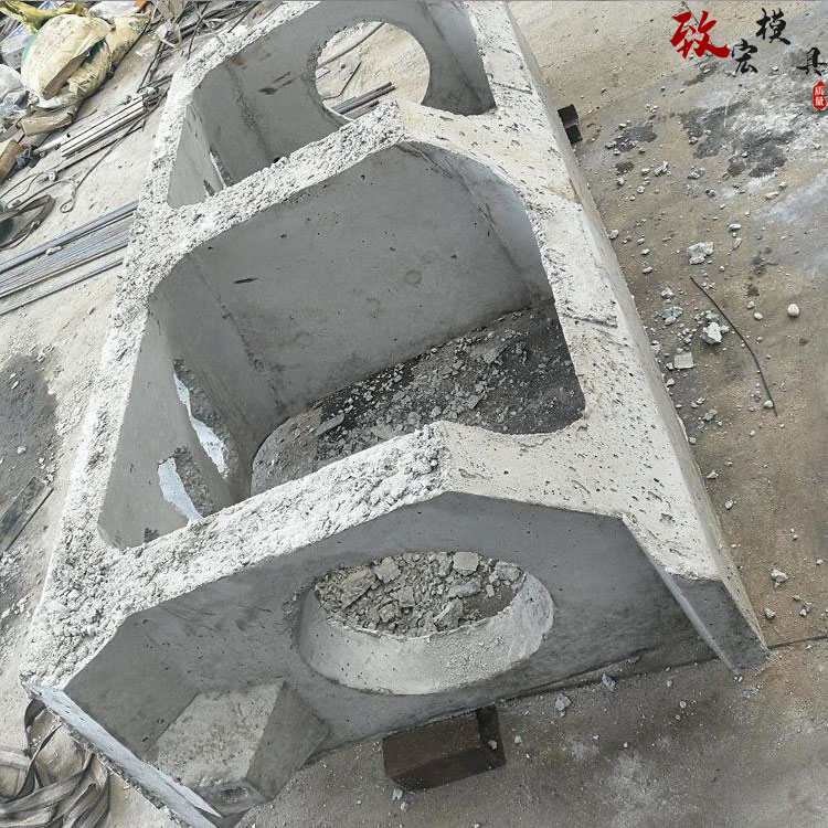 定制致宏平铺式护坡模具 山东平铺式护坡钢模具 平铺式生态护坡模具批发