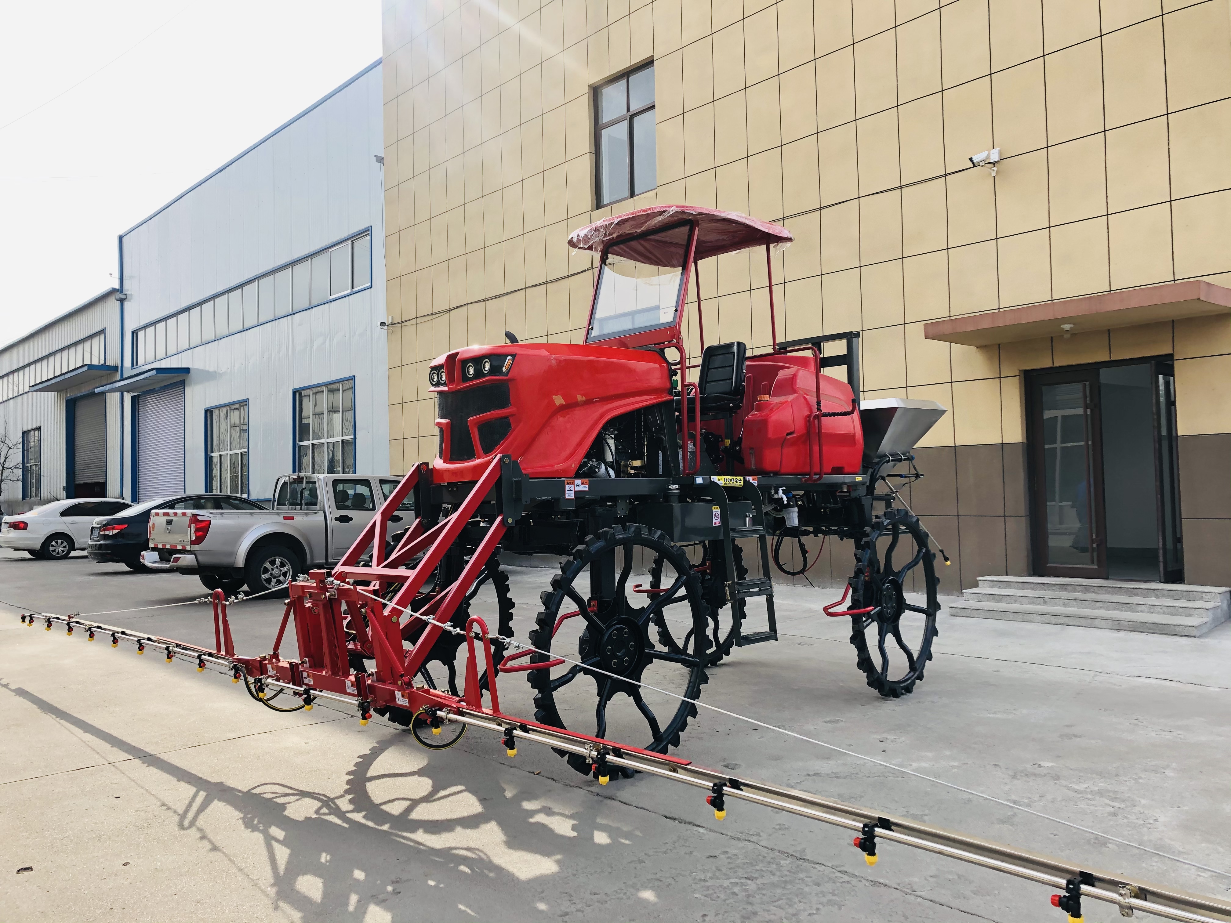 型号700A  50马力  700L药箱  12米喷幅  1.5米轮距  1.2米实心胎