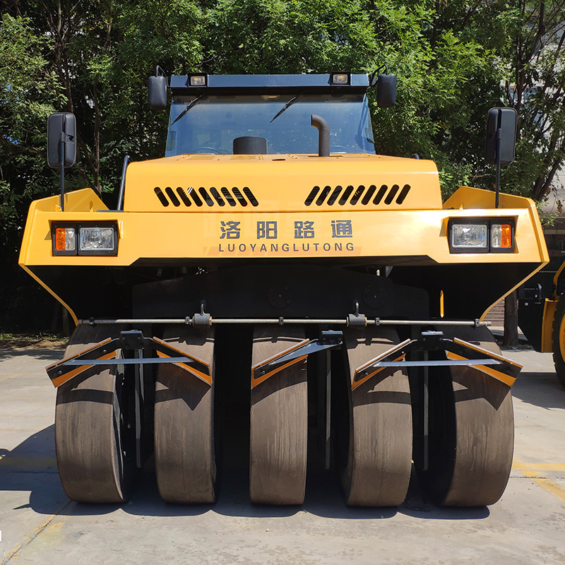 30吨大型通化单钢轮振动压路机经销商 路通重工LTP30H全液压胶轮轮胎振动白城房建场地压土机特性
