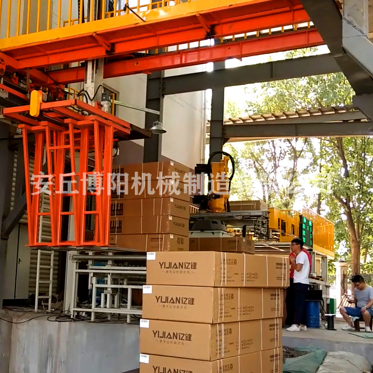 30KG箱料自动码垛机设备 饮料箱码垛机器人 全自动包装码垛机应用