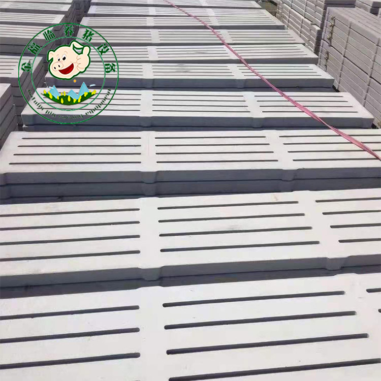 厂家批发水泥漏粪板订购中！