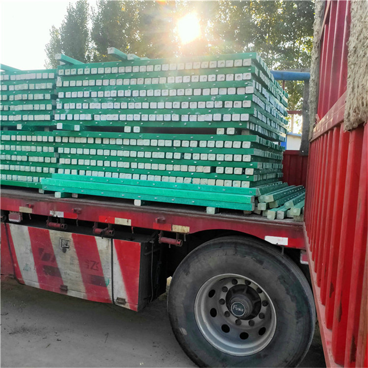  飞腾丝网 玻璃钢立柱 隔离栅栏 价格优惠