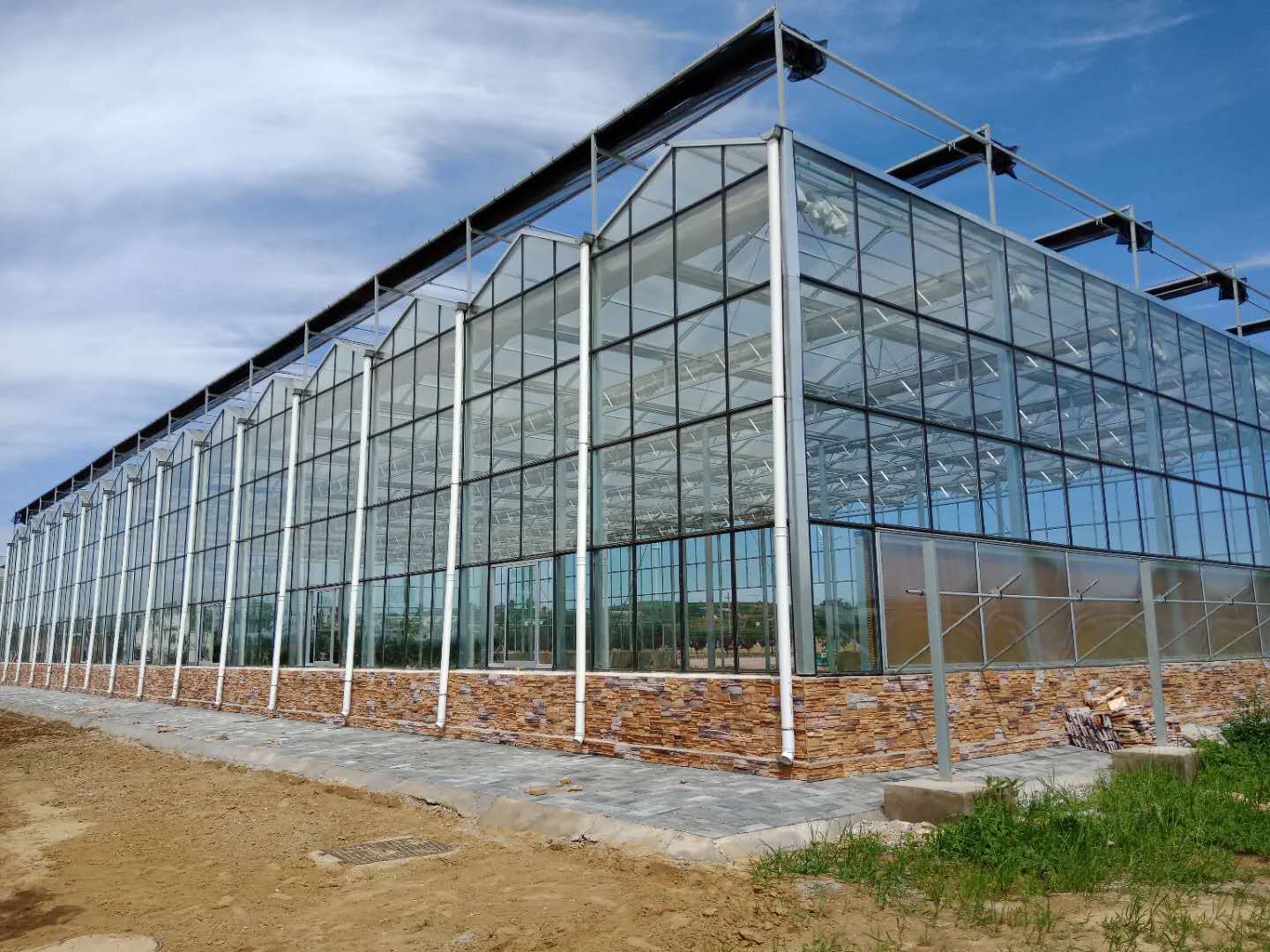 山东蔬菜玻璃温室 文洛式玻璃温室大棚建造 玻璃连栋大棚造价