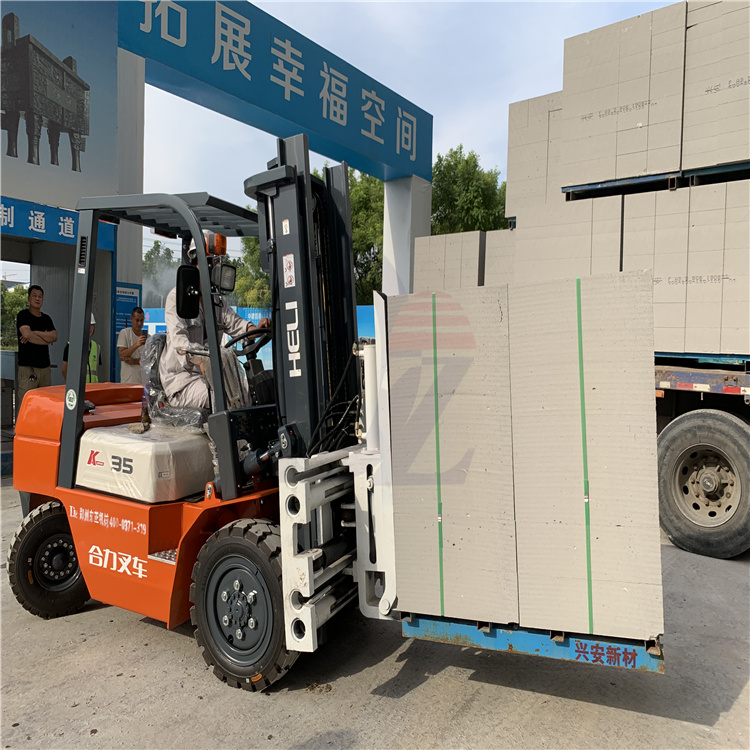 新型砖机设备 高效工作 标砖铲车式抱砖机 空心砖上砖机   装载机抱砖机