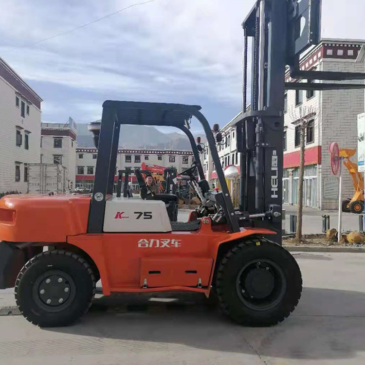 厂家出售多功能燃油柴油叉车  7.5吨四驱越野叉车   欢迎来电合作