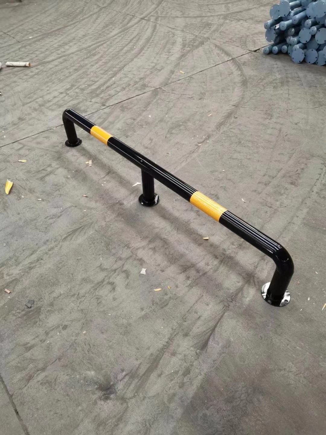 厂家定做钢管定位器 龙门挡车器 M型道路隔离栏 U型防撞护栏现货 