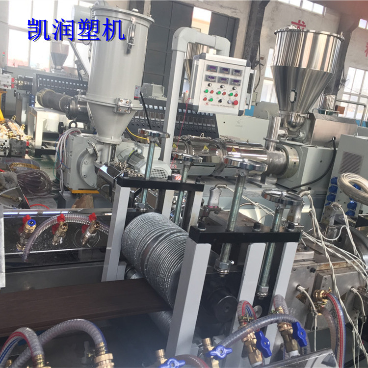 木塑户外生产线 凯润塑机 双层共挤包覆木塑地板加工设备