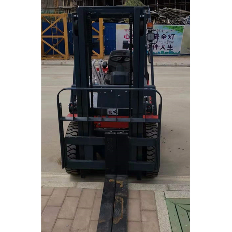 常年出售内燃叉车  2吨内燃叉车    多功能四驱越野叉车  欢迎询价