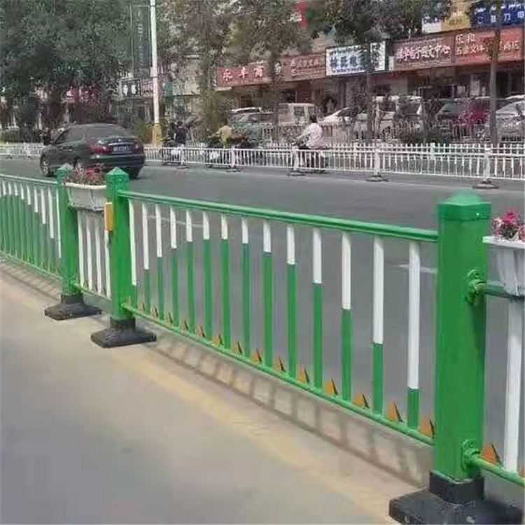 锌钢焊接道路护栏 道路护栏 城市绿化护栏 焊接铁艺围栏
