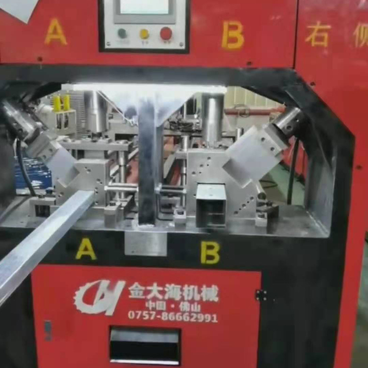 角铝冲槽，一次冲两根，效率翻倍