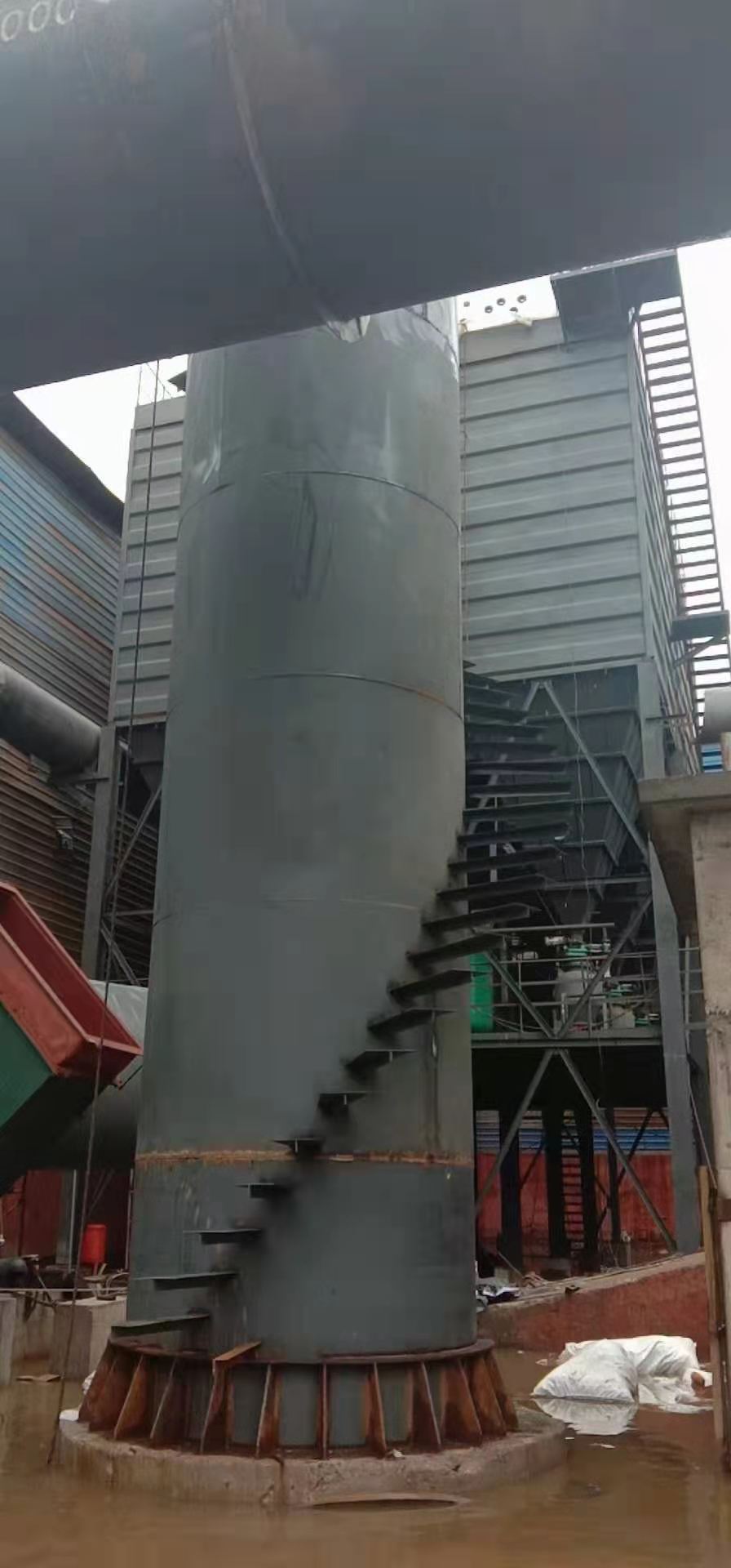 MC脉冲袋式除尘器属于在线清灰布袋除尘器，结构简单，收尘效果明显，应用广泛