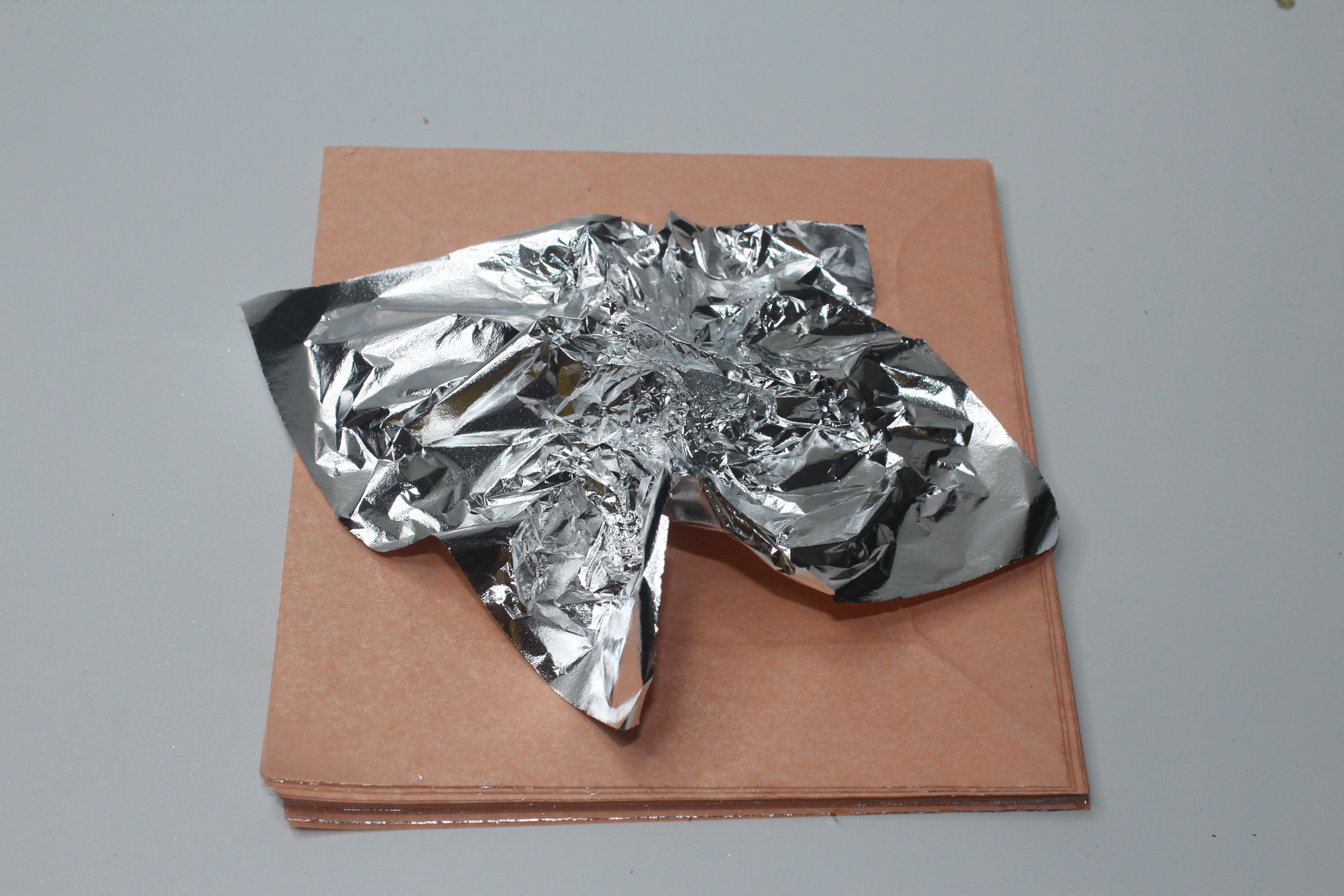 金梓箔业销售工艺品礼品盒用仿银箔14*14CM国产仿银箔装饰银箔